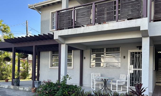 Weymouth Apartment | 2 minute walk to Brighton's Beach, Kensington Oval, Apt on a quiet street