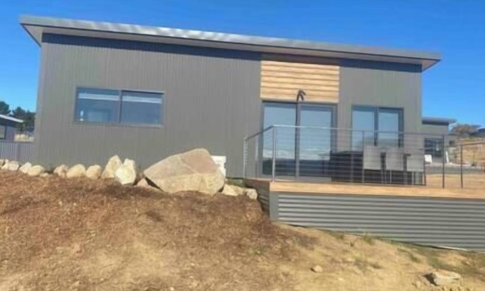 East Jindabyne House | #2 New Modern Cabin with Amazing views over lake