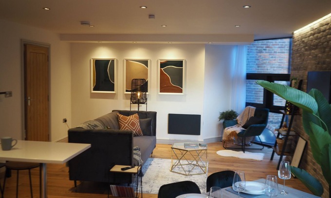 Nottingham City Centre Apartment | 2 Nottingham Modern Apartments- Sleeps 10 w/Castle View
