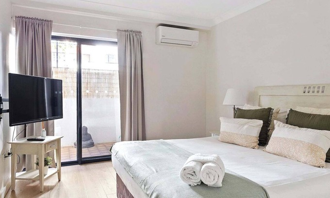 Perth Central Business District Apartment | 2 Paradise Pool +Parking HUGE 1BR CBD