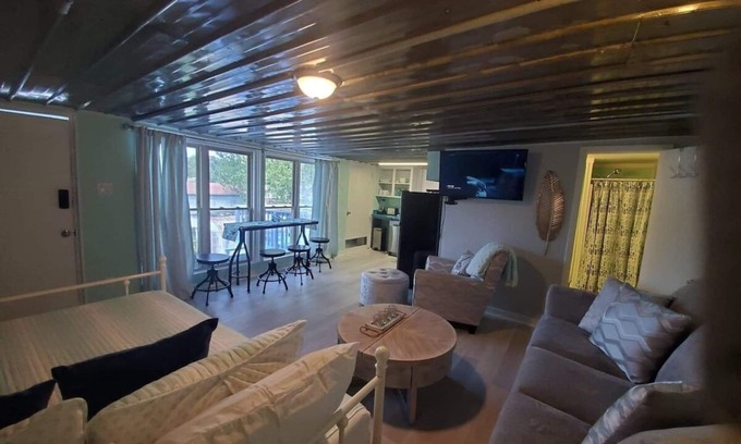 Muscle Shoals Apartment | #2 PET FRIENDLY! PONTOON/KAYAKS AVAILABLE! STUDIO CONDO CLOSE TO TOWN & MARINA!