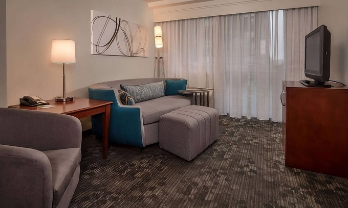 Rosslyn Apartment | 2 Pet-friendly Suites Near The Capitol! Parking & Outdoor Terrace!
