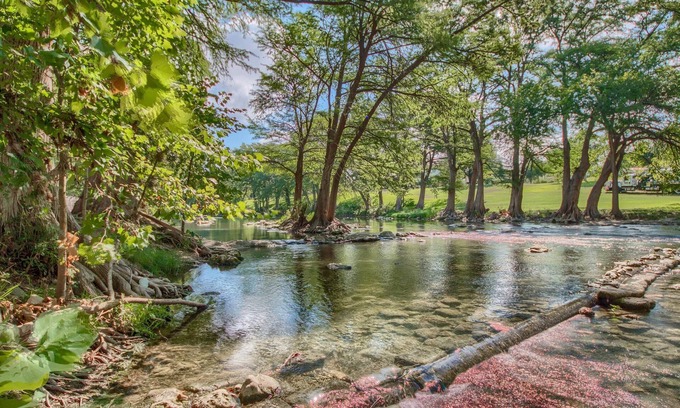 New Braunfels Condo | 2 Pools, 4 Hot tubs on the Guadalupe River! Pet Friendly!