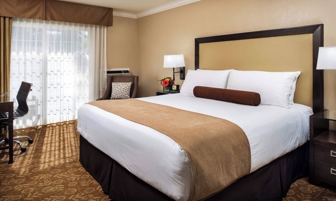 Barron Park Hotel | 2 Quiet Room with Free Breakfast, Heated Pool & Parking Near Stanford