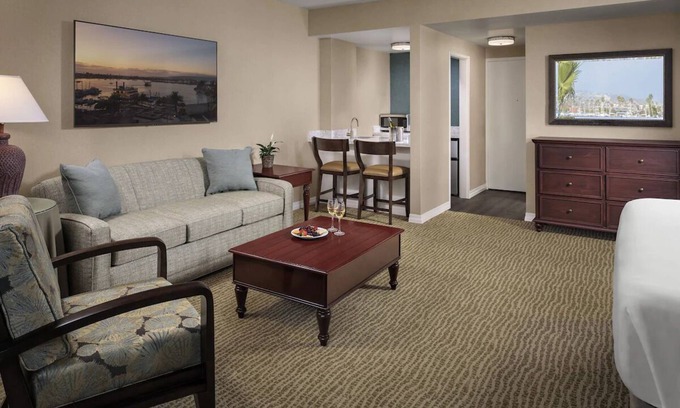 Central Mission Beach Hostel | 2 Resort Studio Queens, Bahia Resort Hotel, Family Rooms, Mission Bay
