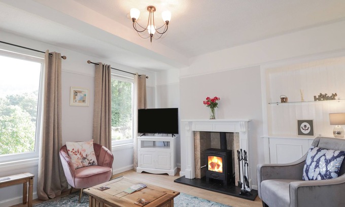 Foyers Cottage | 2 RIVERSIDE, pet friendly, character holiday cottage in Foyers