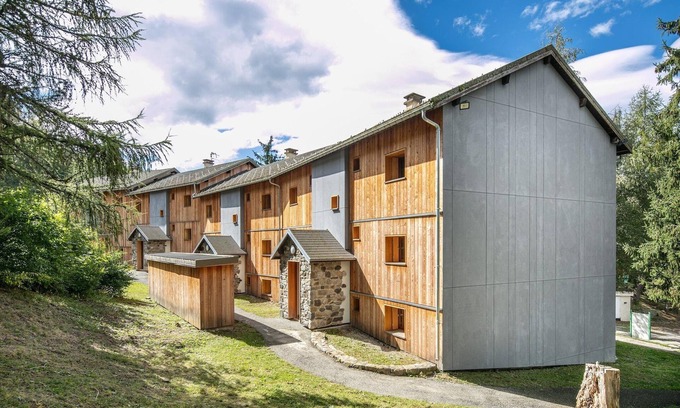 Saint-Leger-les-Melezes House | 2 Room Apartment 5 People 1 Baby Garden Level