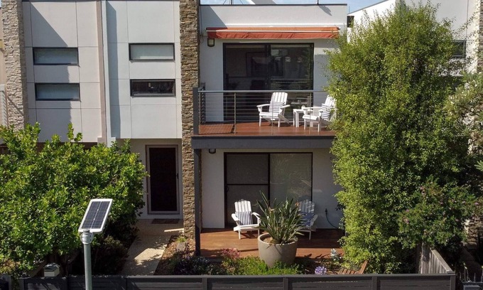 St Leonards House | 2 Story Townhouse near beach