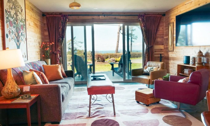 Sequim Cottage | #2 travel room · 2-Hot tub-Water view-Full kitchen-beach-1 bedroom