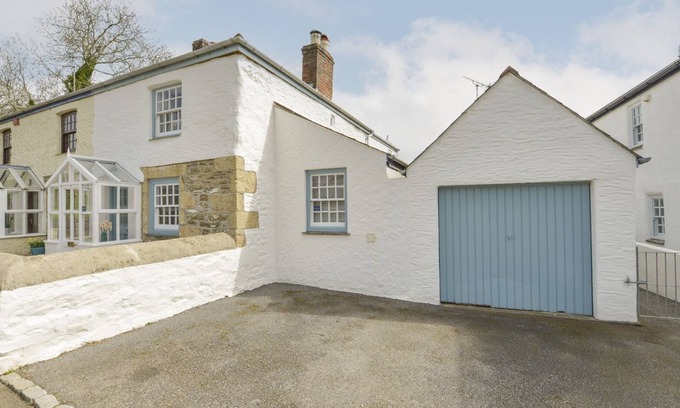 Manaccan Cottage | 2 TRERISE COTTAGE, pet friendly, with open fire in Manaccan