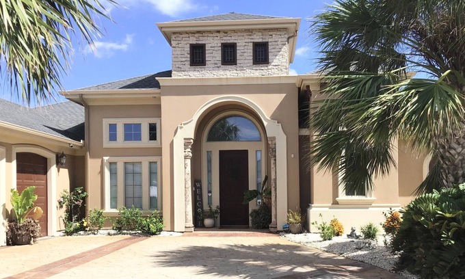 Laguna Vista House | 20 Country Club private pool beauty