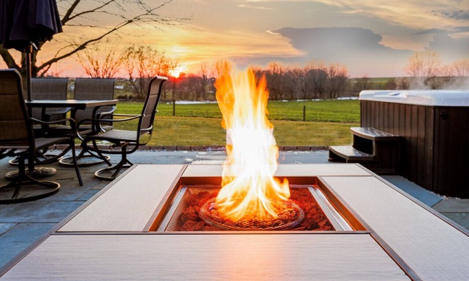 Gordonville House | 20 min to Sight& Sound*game room*patio*hot tub
