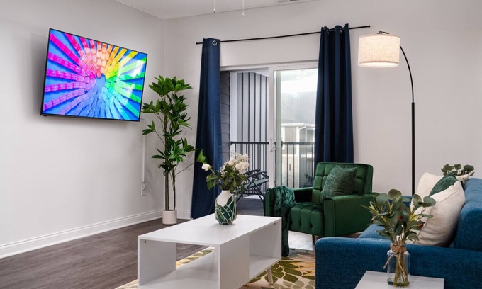 Whitestown Apartment | 20 mins DT | Sleeps 9 |Verdant Retreat SpaciousGym
