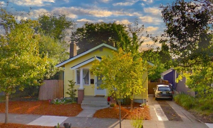 Sellwood-Moreland House | 20% OFF! Charming, historic Sellwood Yellow Bungalow, 90+ walk/bike scores!
