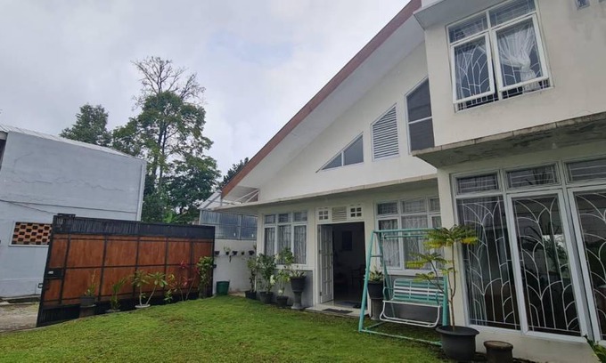 Karanganyar House | 200 m² House ∙ 3 bedrooms ∙ 10 guests