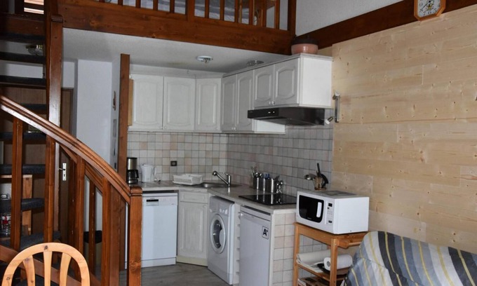 Pralognan-la-Vanoise Apartment | 200m from ski slopes, 2nd floor, balcony, tv, ski locker, 40m², Pralognan-la-Vanoise
