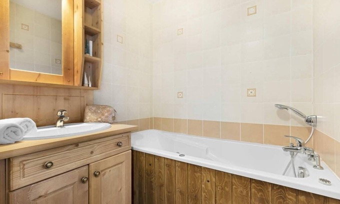 Lanslevillard Apartment | 200m from ski slopes, fitness, swimming pool, sauna, hammam, balcony, tv, ski locker, 60m²