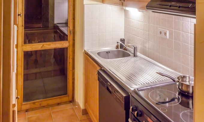 Lanslevillard Apartment | 200m from ski slopes, fitness, swimming pool, sauna, hammam, balcony, tv, ski locker, 68m²