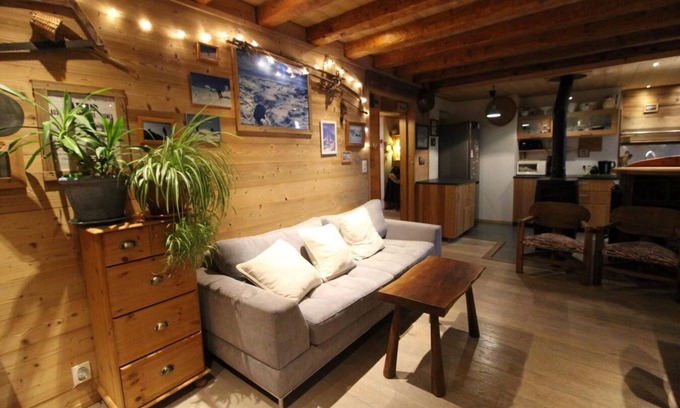 Les Almes Apartment | 200m from ski slopes, 1st floor, balcony, fireplace or stove, tv, ski locker, 84m², Tignes