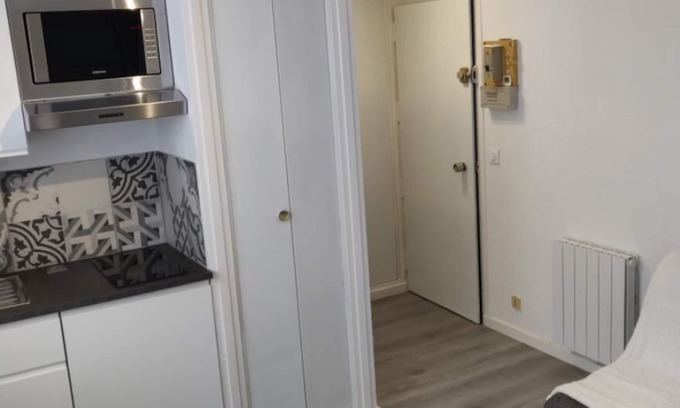 Chamrousse Apartment | 200m from ski slopes, 7th floor, tv, ski locker, 18m², Chamrousse