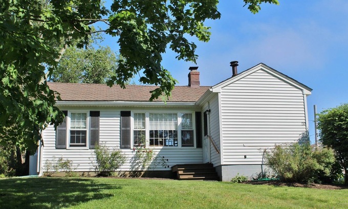 Snug Harbor House | 2025 ~ NOW BOOKING! Lovely 2-bedroom Cottage in Scenic Snug Harbor!