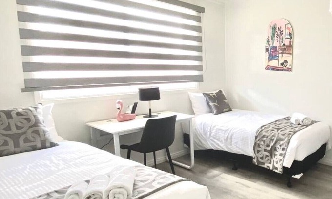 Brunswick East Hotel | 204 Stylish Twin BR w/Fast WiFi - 18 mins tram to CBD