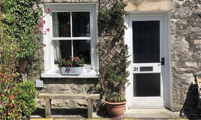 Kendal Cottage | 21 ENTRY LANE, pet friendly, character holiday cottage in Kendal
