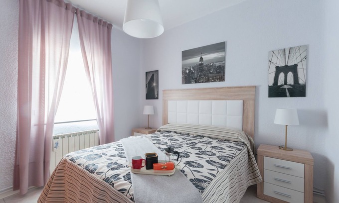 Moscardo Apartment | 21 Gumers Wifi Metro A/C free street parking for families friends & couples