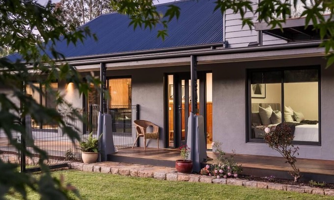 Porepunkah House | 21 Service Street - Porepunkah - Service your need to travel, to explore and most importantly to indulge.
