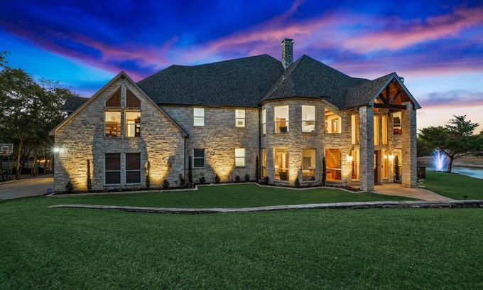 Garland House | 22-Acres Mansion - Backyard Oasis & Entertainment