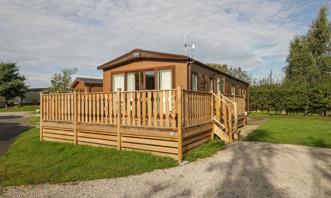 South Lakeland Leisure Village Cottage | 22 SHERWOOD, pet friendly, with pool in Warton