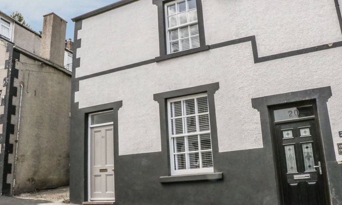 Conwy Cottage | 22 UPPERGATE STREET, family friendly, with a garden in Conwy