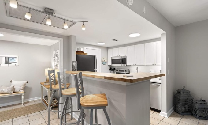 West Beach Village Condo | 2263 Shipwatch: 2BR in Oceanfront Building, Easy Beach Access, Bike Credit