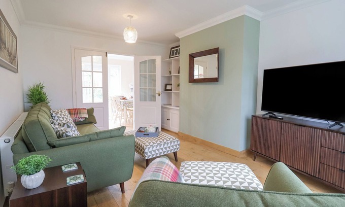Halesworth Cottage | 23 CHURCH FARM LANE, family friendly, with a garden in Halesworth