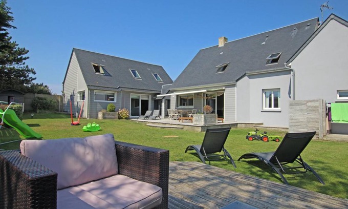 Saint-Germain-sur-Ay House | 230 m² Gîte ∙ 5 bedrooms ∙ 14 guests