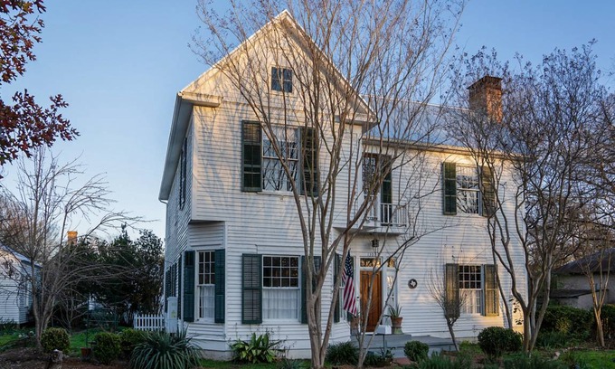 Bastrop House | 237 m² House ∙ 3 bedrooms ∙ 7 guests