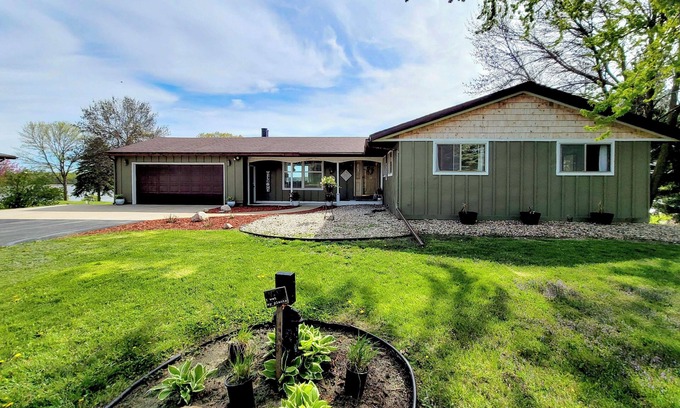 New Prague House | 24-Foot Dock: Lakefront Montgomery Home!