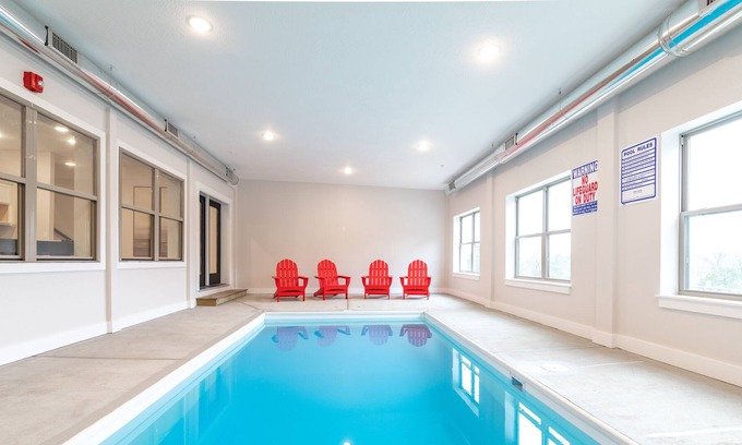 Hollister Cabin | 24+ person Backwoods Lakeside Lodge w/PRIVATE INDOOR POOL