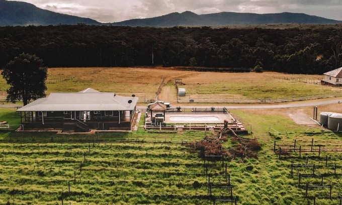 Cooranbong Cabin | 240 Cottage 01 · Cheerful 4 bedroom Cottage with swimming pool