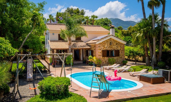 Alhaurin el Grande Villa | 240 m² Villa ∙ 5 bedrooms ∙ 12 guests