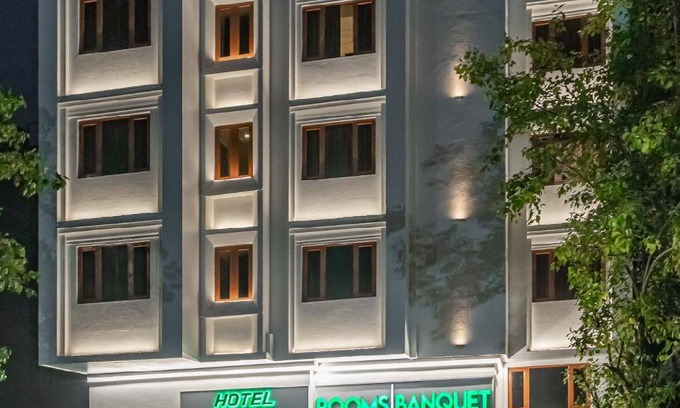 Surat Hotel | 250 m² Hotel ∙ 4 guests
