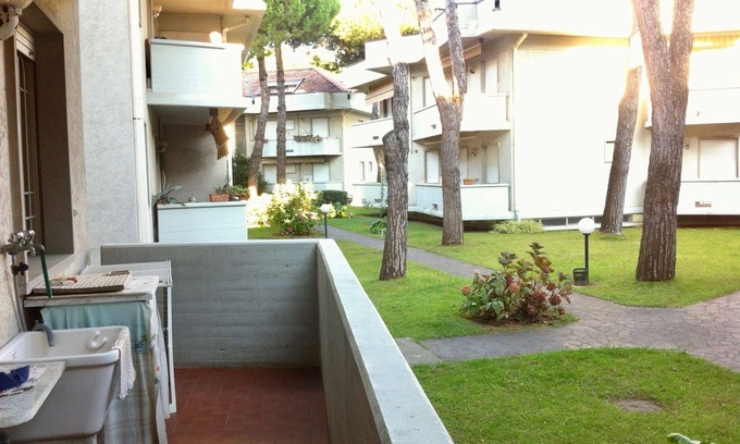 Marina di Massa Apartment | 250m from the beach. Apartment on upper-ground level, close to all amenities (bus stop, beach only 2
