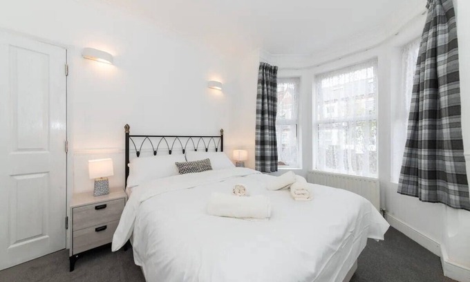 Earley House | 26 Grange Avenue · Bright House with Garden & Office Space| Pass the Keys
