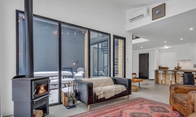 Mayo House | 265 Libellules NEW · Romantic Getaway Cottage with Hot Tub