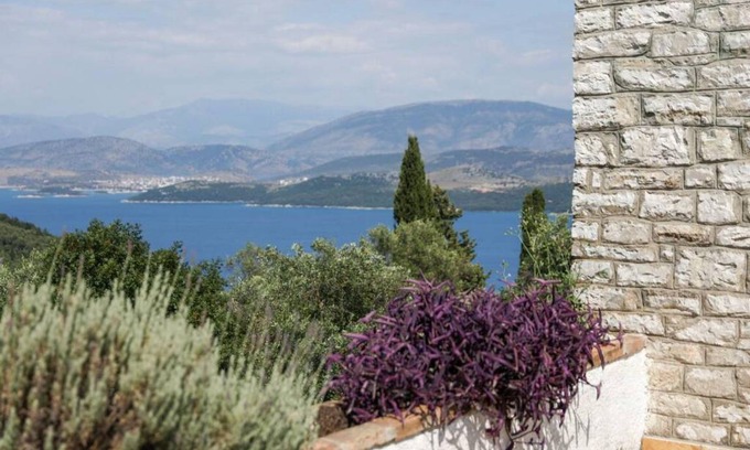 Petaleia House | 270 m² House ∙ 3 bedrooms ∙ 8 guests