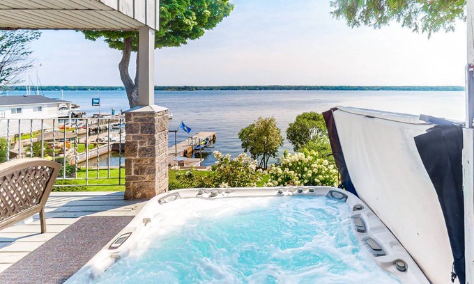 Brockville House | 279 m² House ∙ 4 bedrooms ∙ 12 guests