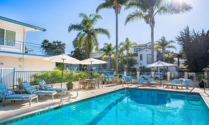 East Beach Hotel | 28 m² Hotel ∙ 2 bedrooms ∙ 127 guests