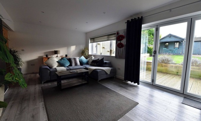 Winterbourne Earls House | 2BD Garden Home - A Short Walk to Stonehenge