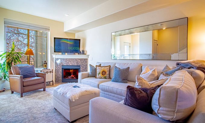 Hailey Condo | 2BD Sweetwater Condo - Pool, Hot Tub, Gym, Theatre