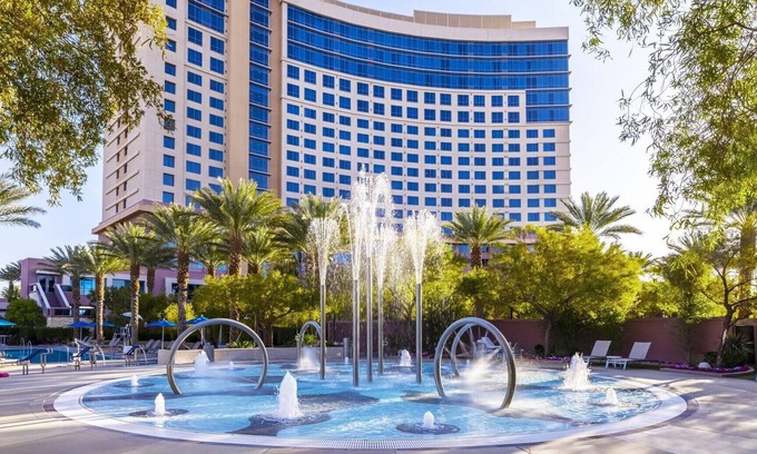 Las Vegas Condo | 2BD/Vegas - Full Kitchen, Washer/Dryer, and Private Living Room!